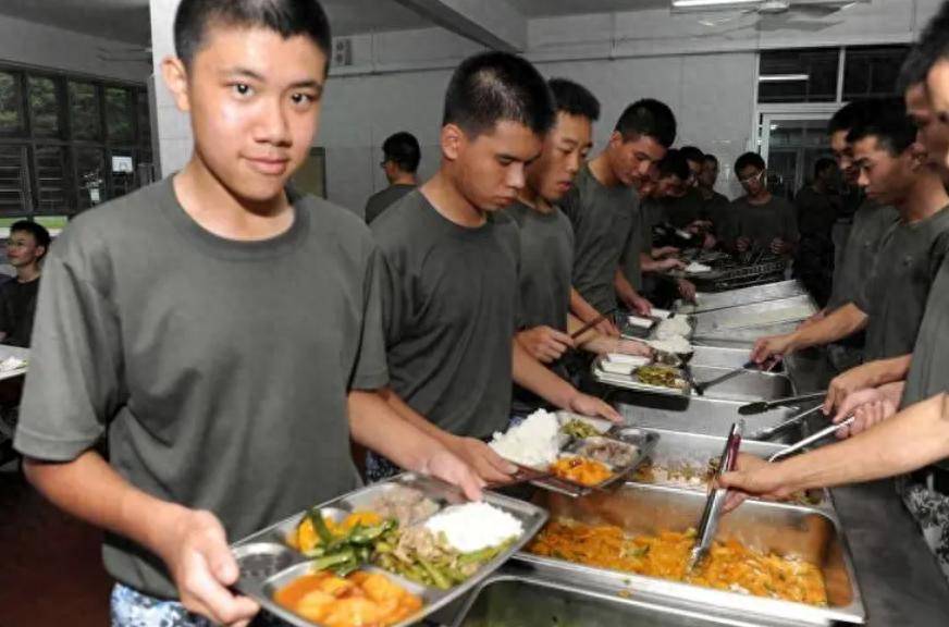 过程：8人围坐成一桌桌上放盆大锅饭ag真人平台第一游戏70年代用餐全(图6)