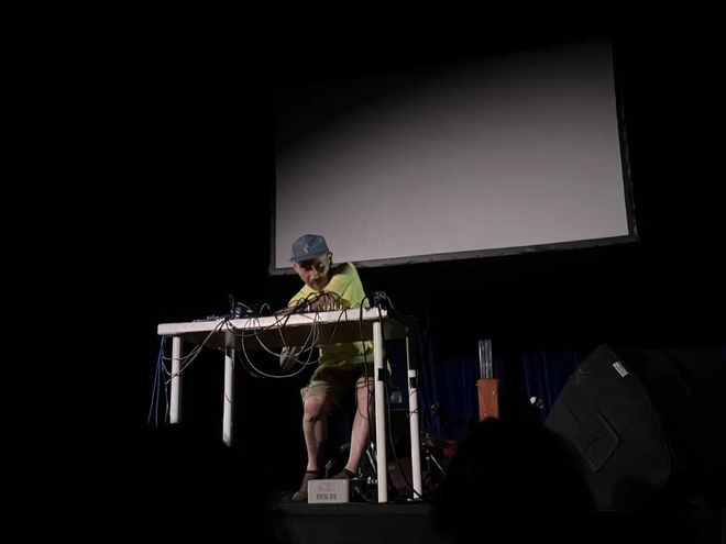 年亏近百万一个高中辍学生的实验音乐乌托邦AG真人平台app案例｜“你和我”：三(图5)