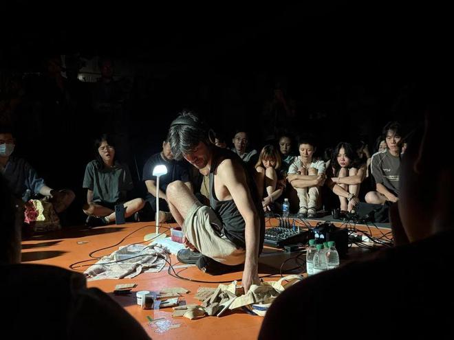 年亏近百万一个高中辍学生的实验音乐乌托邦AG真人平台app案例｜“你和我”：三(图8)