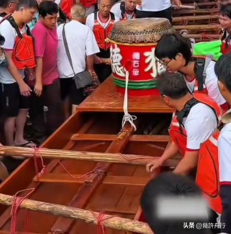 新龙舟翻2条翻船原因离谱这下要被嘲笑了AG真人试玩平台猎德村的船翻了!3条(图3) 新龙舟翻2条翻船原因离谱这下要被嘲笑了AG真人试玩平台猎德村的船翻了!3条(图3)