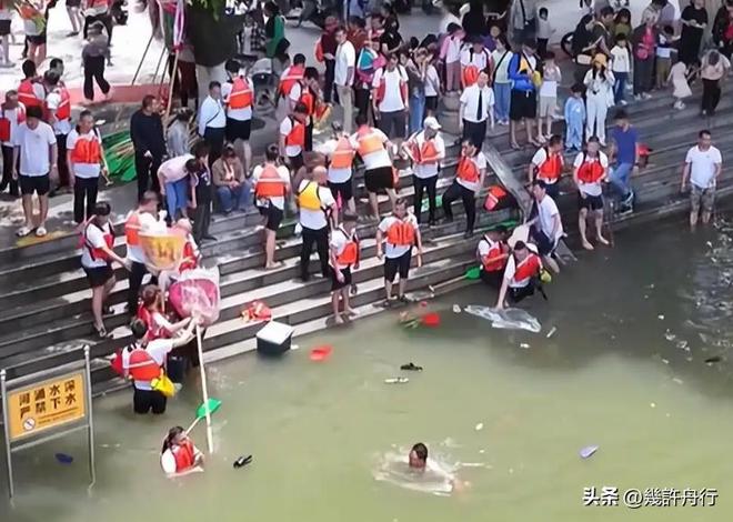 新龙舟翻2条翻船原因离谱这下要被嘲笑了AG真人试玩平台猎德村的船翻了!3条(图5) 新龙舟翻2条翻船原因离谱这下要被嘲笑了AG真人试玩平台猎德村的船翻了!3条(图5)